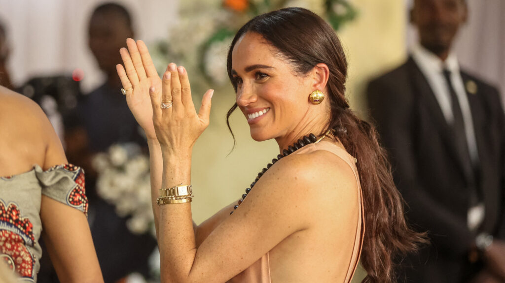 Meghan Markle enfile sa tenue la plus inappropriée à ce jour lors de son voyage au Nigeria