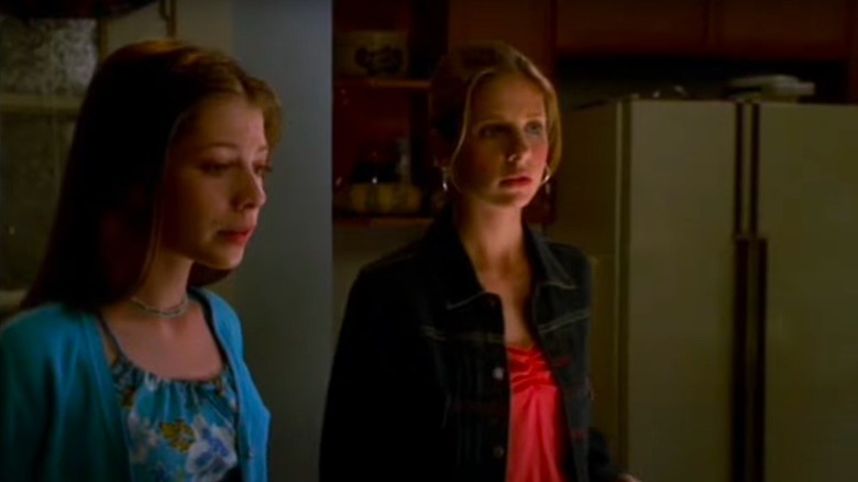 Michelle Trachtenberg et Sarah Michelle Gellar dans une scène de Buffy contre les vampires