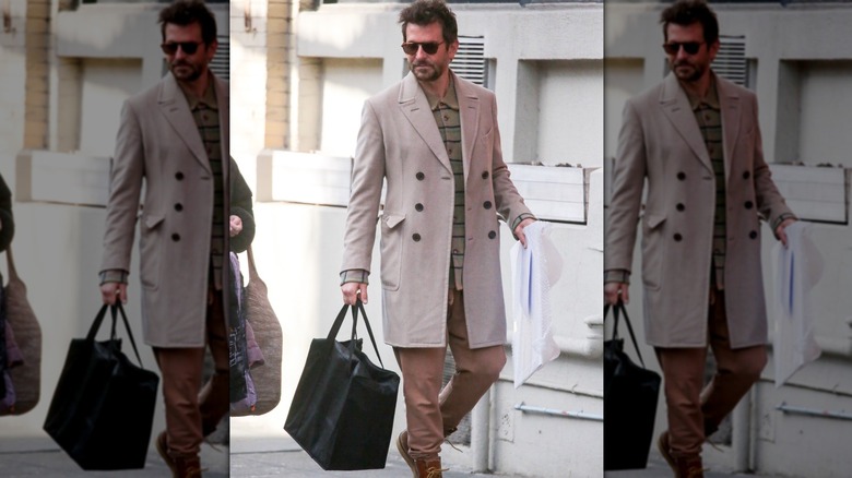 Bradley Cooper dans un manteau beige