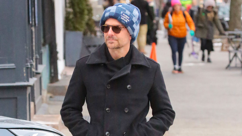  Bradley Cooper porte un chapeau bleu