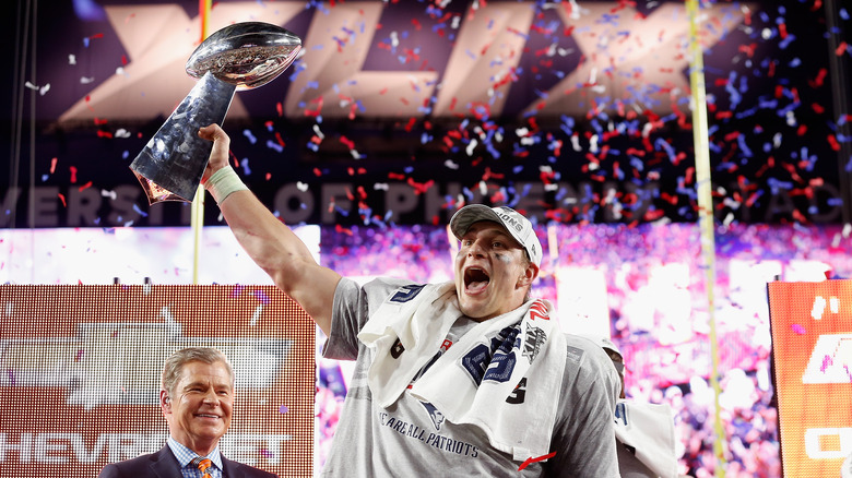 Rob Gronkowski célèbre sa victoire au Super Bowl
