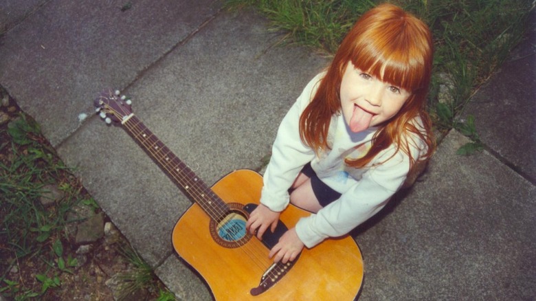 Jeune Karen Gillan avec guitare