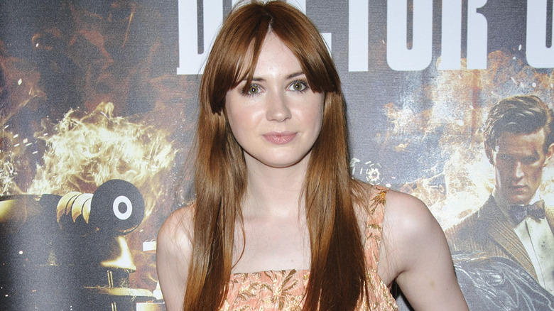 Karen Gillan posant