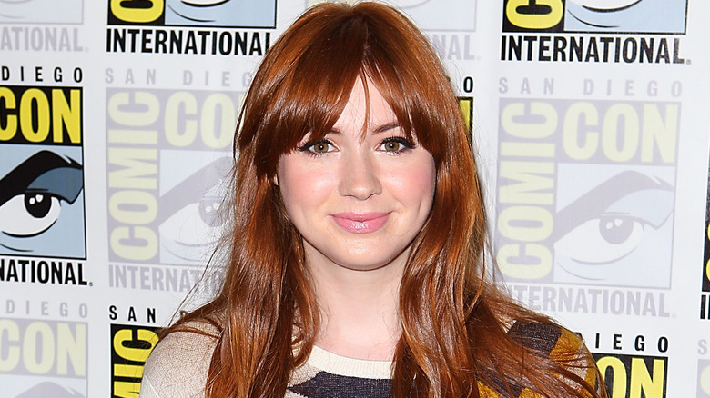 Karen Gillan souriante