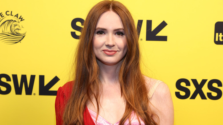 Karen Gillan posant