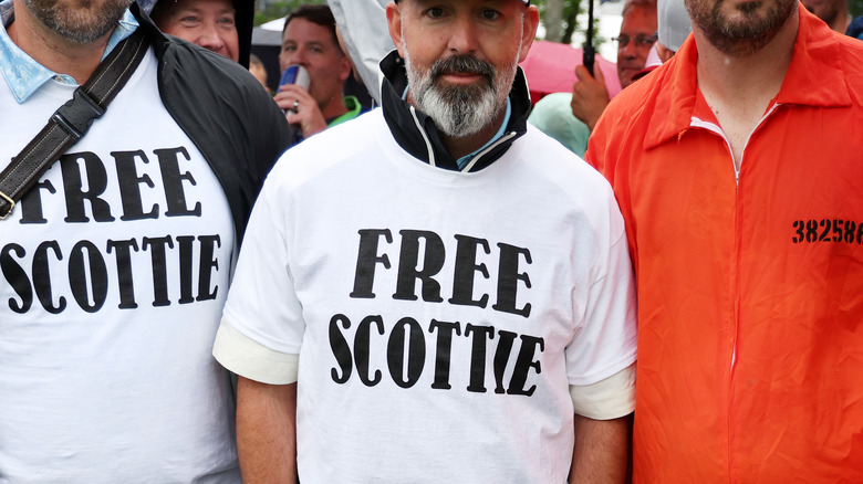 Fans portant des t-shirts Free Scottie
