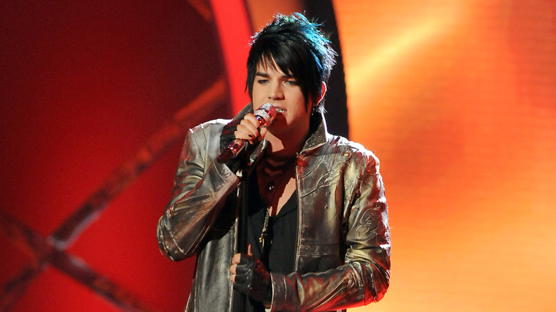 Adam Lambert chante sur American Idol