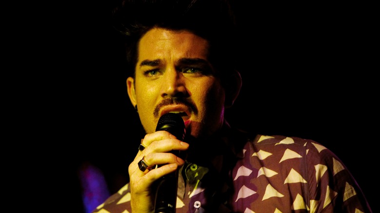 Adam Lambert chantant en 2013