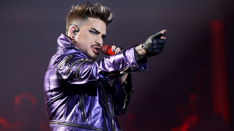 Adam Lambert jouant avec Queen en 2019