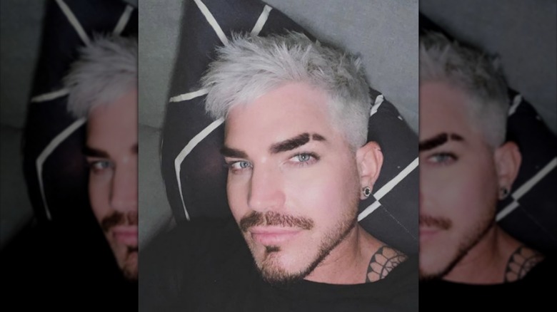 Adam Lambert posant pour un selfie