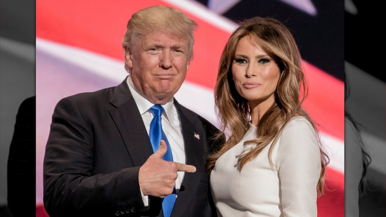 Donald Trump montre Melania Trump du doigt