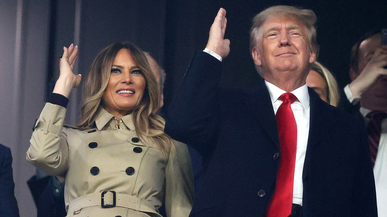 Donald et Melania Trump se lèvent la main