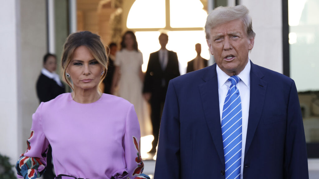 L’entremetteuse nous dit que l’absence de Melania dans la salle d’audience pourrait ne pas causer de problèmes au mariage de Trump après tout