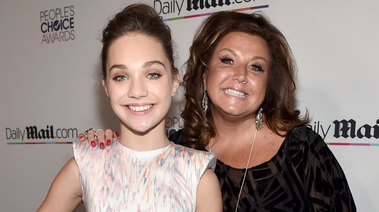 Maddie Ziegler et Abby Lee Miller souriantes