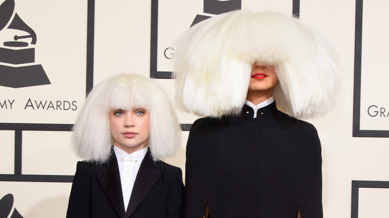 Maddie Ziegler et Sia souriantes