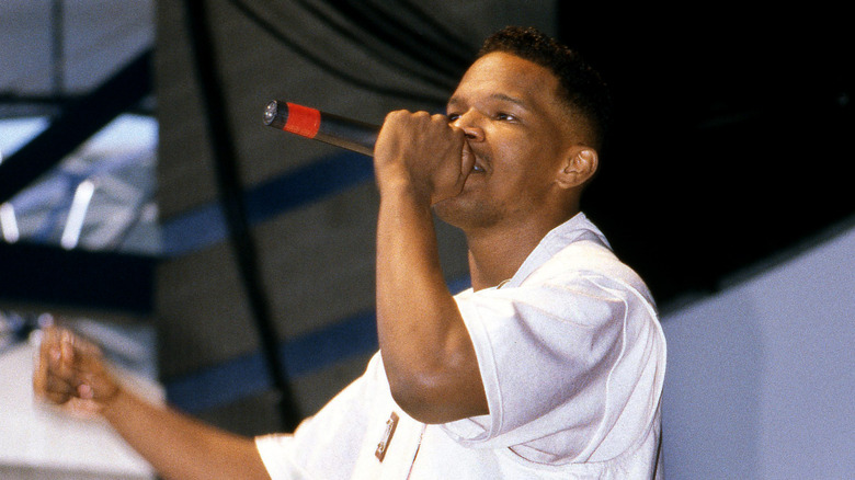 Jamie Foxx jouant avec un microphone