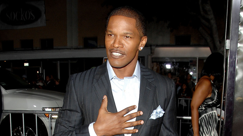 Jamie Foxx posant pour une photo en costume noir