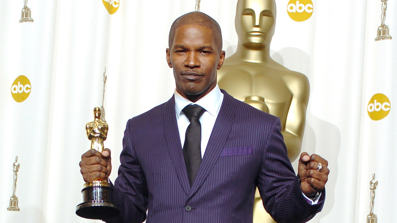 Jamie Foxx posant avec Oscar