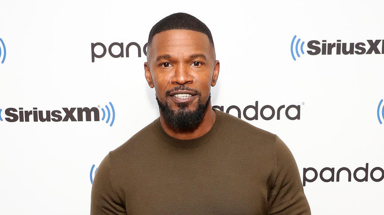 Jamie Foxx posant en chemise marron