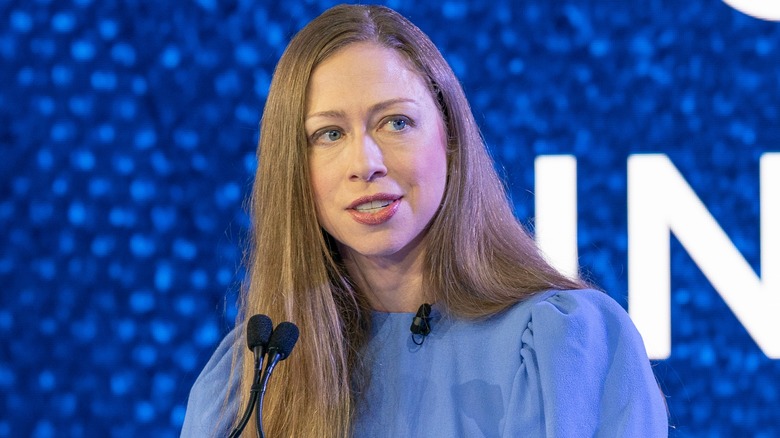 Chelsea Clinton s'exprimant sur scène