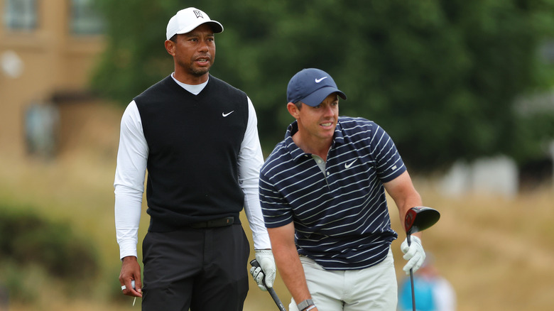 Rory McIlroy et Tiger Woods portant des chapeaux