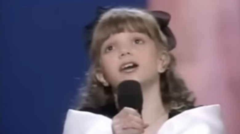 La jeune Britney Spears chante