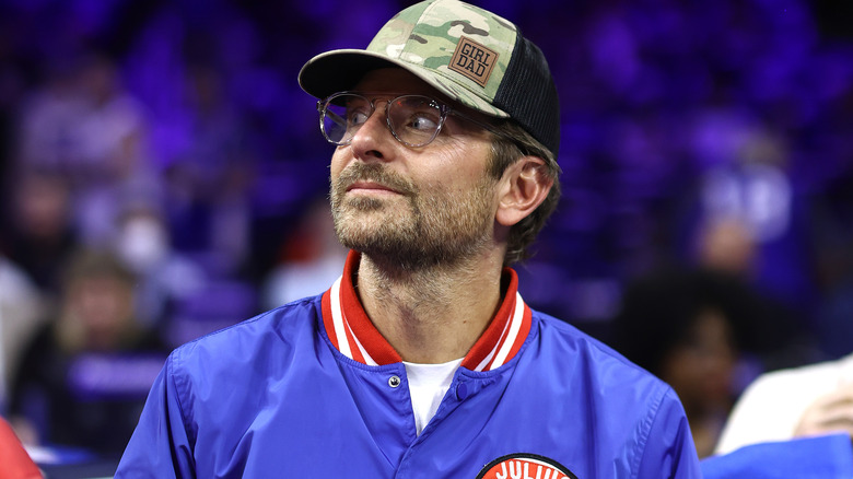  Bradley Cooper porte un chapeau