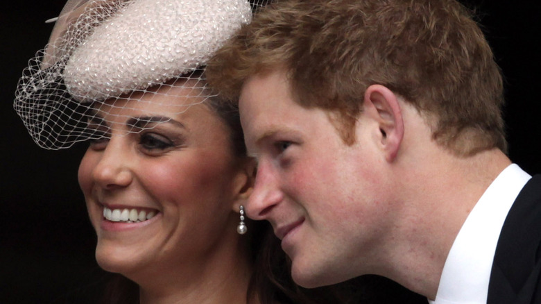 Kate Middleton rit tandis qu'Harry murmure