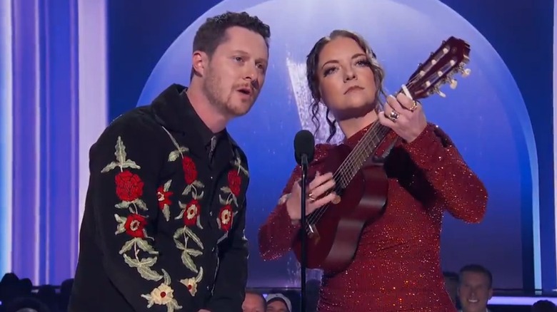 Noah Reid et Ashley McBryde chantent