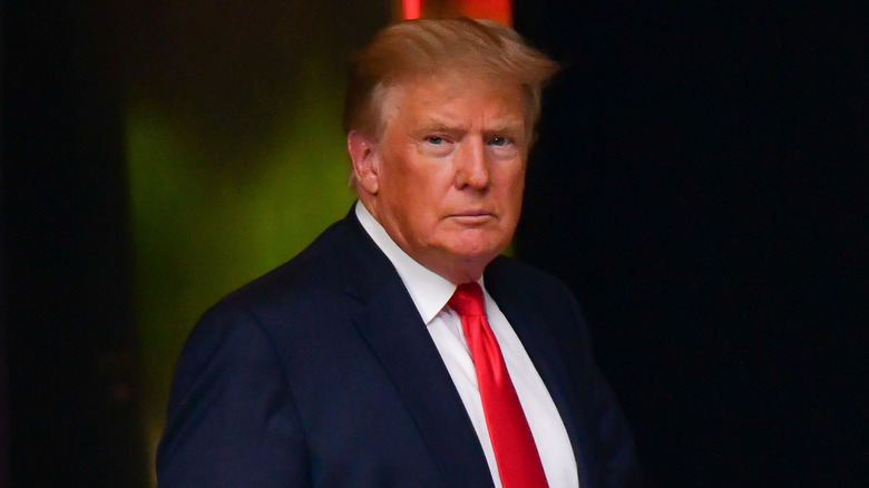 Donald Trump porte une cravate rouge