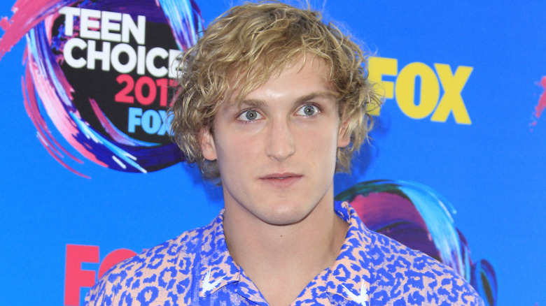 Logan Paul posant