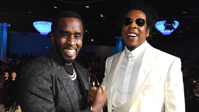 Diddy serrant la main de Jay-Z