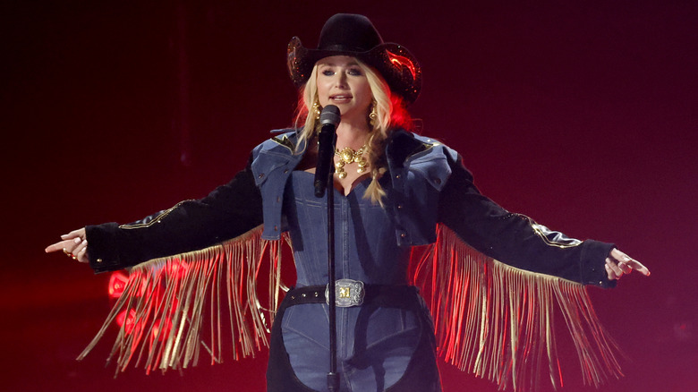 Miranda Lambert chante un chapeau de cowboy