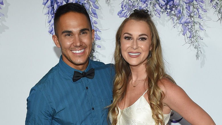 Carlos et Alexa PenaVega souriants