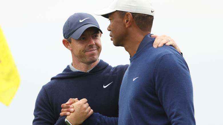 Rory McIlroy et Tiger Woods se serrant la main