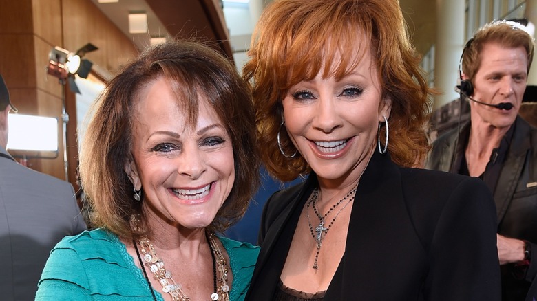 Susie et Reba McEntire souriantes