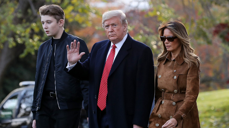 Barron, Donald et Melania Trump marchant