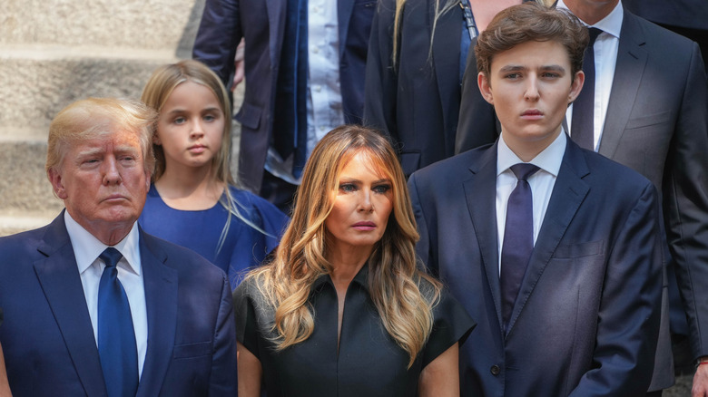 Donald, Melania et Barron Trump sérieux