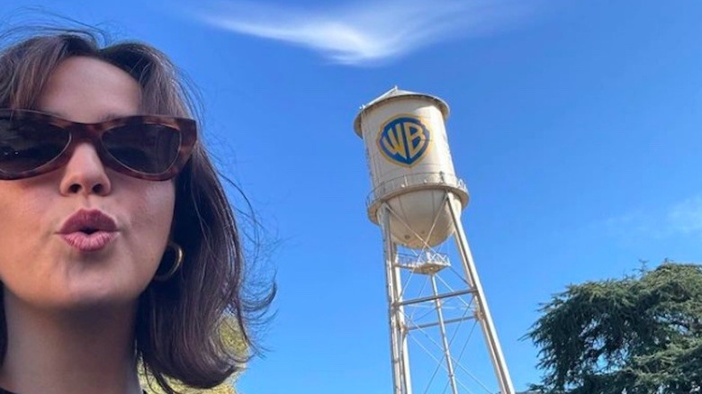 Bailee Madison selfie chez Warner Bros