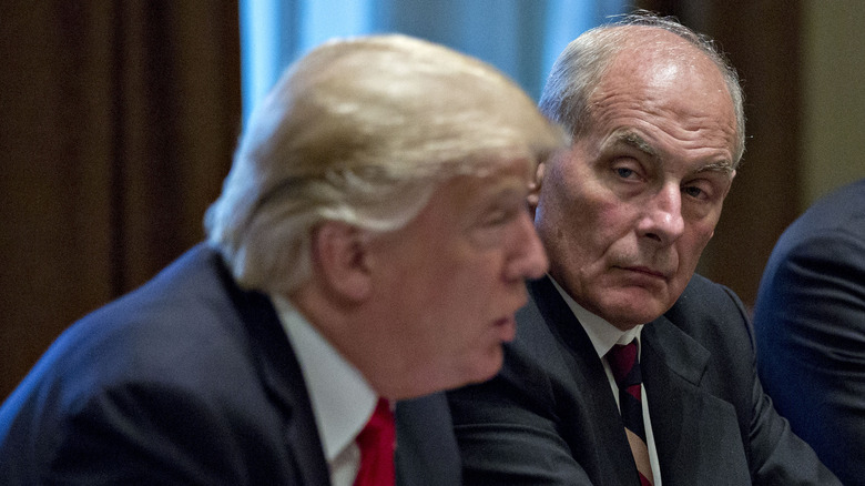 John Kelly regarde Donald Trump