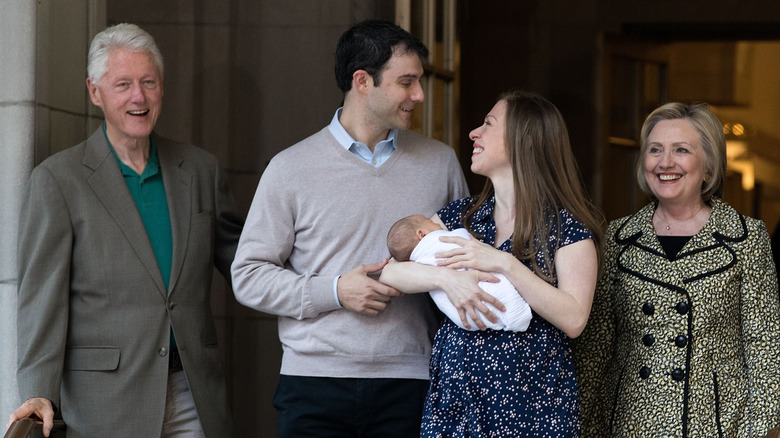 Chelsea, Mezvinsky et les Clinton avec bébé Aidan