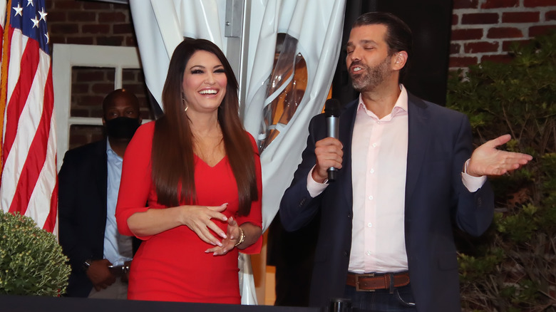 Kimberly Guilfoyle et Donald Trump Jr. s'exprimant