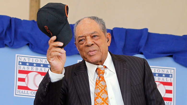 Willie Mays tire son chapeau