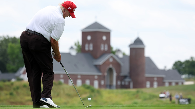 Donald Trump joue au golf