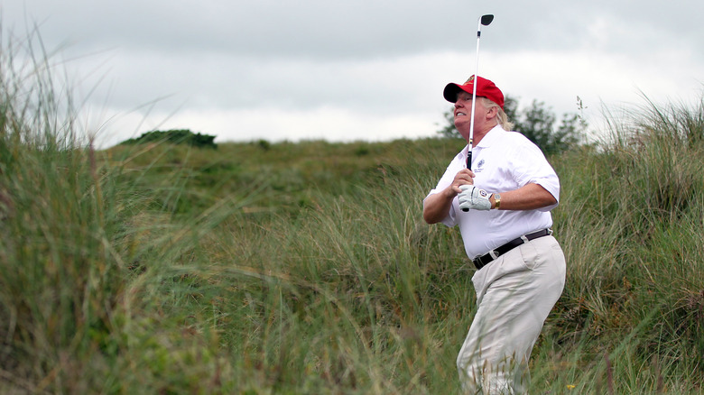 Donald Trump joue au golf de manière brutale