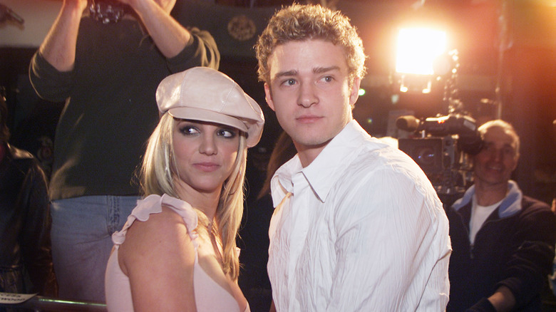 Britney Spears et Justin Timberlake regardent au loin