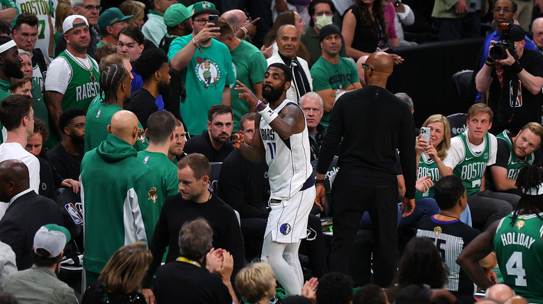 Kyrie Irving fait un geste en direction d'un fan des Celtics