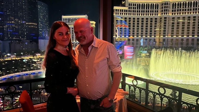  Angie Polushkin et Rick Harrison posant sur un balcon de Las Vegas