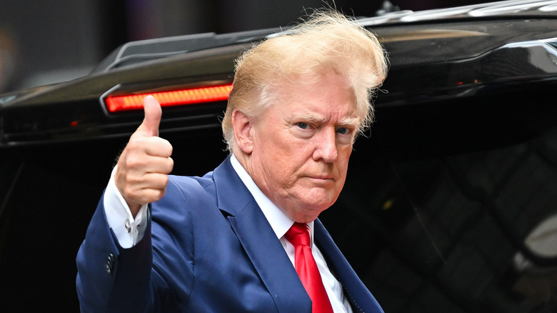 Donald Trump avec le pouce levé sur les cheveux