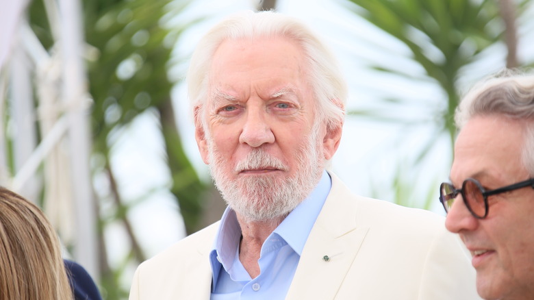 Donald Sutherland souriant légèrement